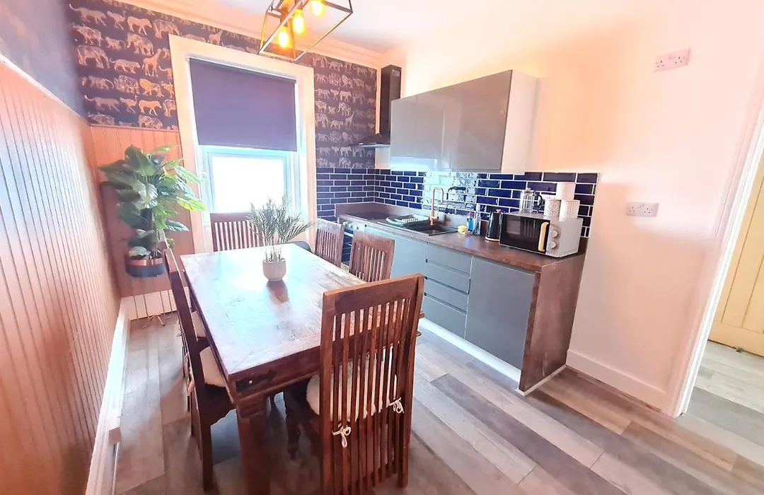 Yellow Lemur Apartment - Lemur Lodge - Short Stroll To The Beach - Free Wifi-1