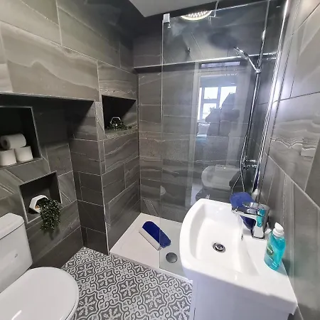 Yellow Lemur Apartment - Lemur Lodge - Short Stroll To The Beach - Free Wifi-3