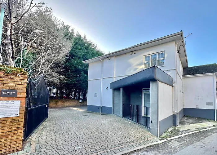Sleek Urban Getaway - Parking Space - New Large Sofa Bed - Fast Wifi - 10 Minutes Walk To The Beach!